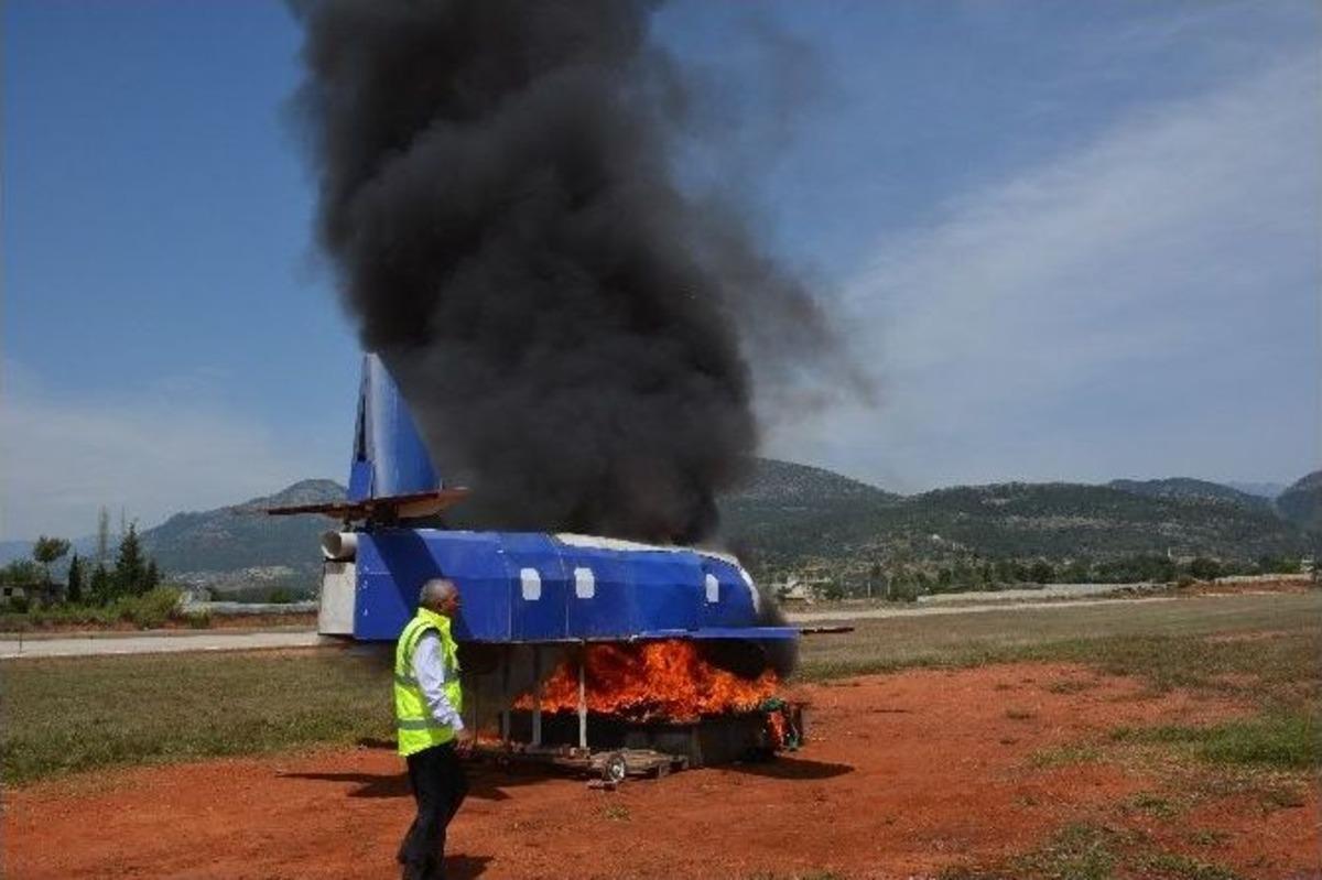 Havalimanında Ger&ccedil;eği Aratmayan Tatbikat