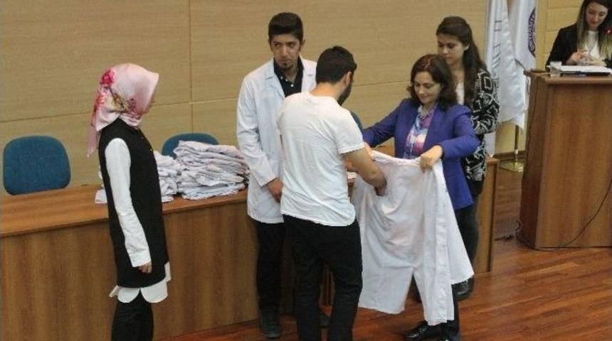 Fizyoterapi Ve Rehabilitasyon &Ouml;ğrencilerinin Beyaz &Ouml;nl&uuml;k Heyecanı