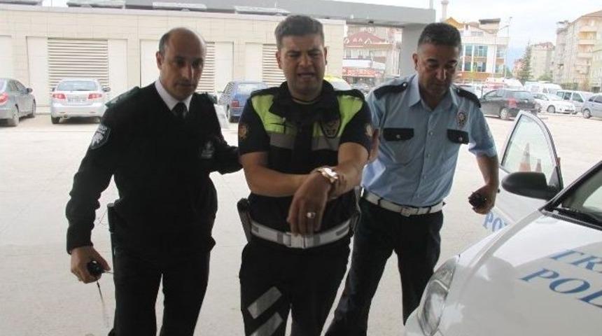 Motosikletli Gen&ccedil;le Kavga Eden Polisin Kolu Kırıldı