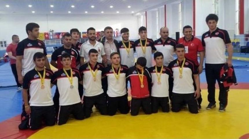 Yıldız G&uuml;reş&ccedil;ilerden Romanya&rsquo;da Madalya Yağmuru