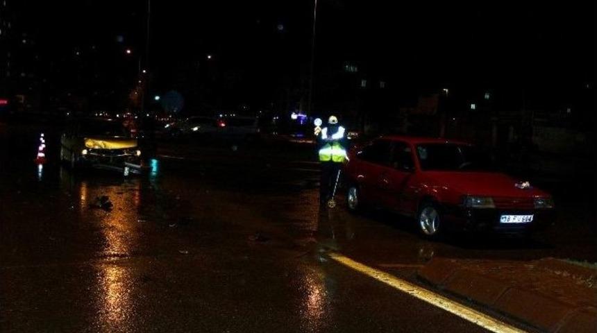 Otomobiller &Ccedil;arpıştı