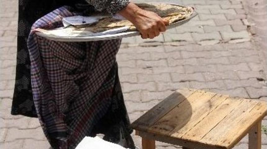 (&ouml;zel Haber) Cami &Ouml;n&uuml;nde G&ouml;zleme Satarak 4 &Ccedil;ocuğunu B&uuml;y&uuml;tt&uuml;