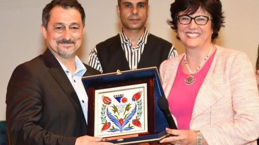 Sanayici Eşleri &Ouml;ğrenciler İ&ccedil;in Sahnede