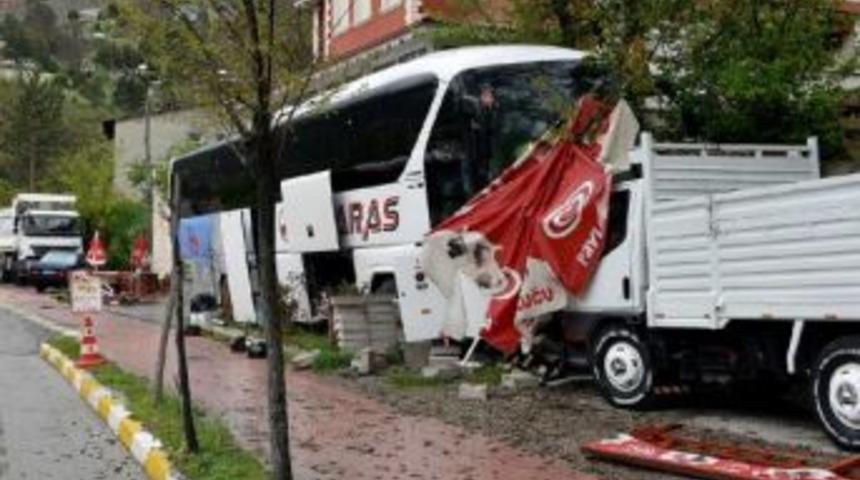 Direksiyon Başında Kalp Krizi Ge&ccedil;iren Otob&uuml;s Şof&ouml;r&uuml; &Ouml;ld&uuml;