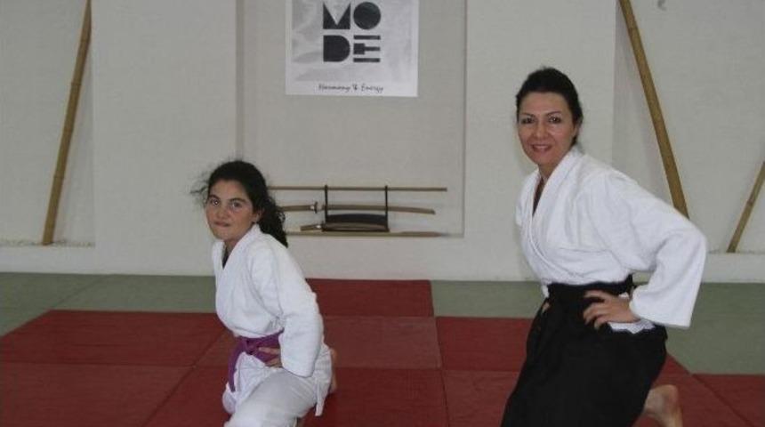 Anneler, &Ccedil;ocuklarıyla Aikido &Ouml;ğreniyor