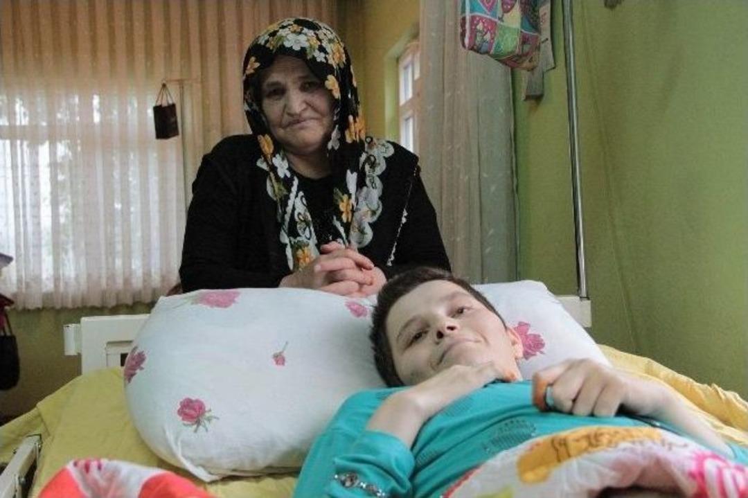 Engelli 4 &Ccedil;ocuğuna Bakan Annenin Fedakarlığı