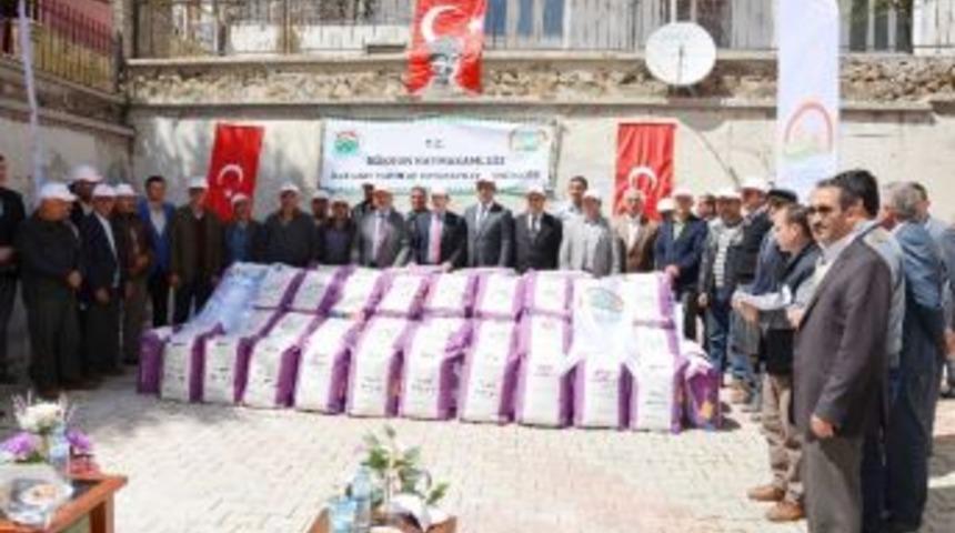 G&ouml;ksun &Ccedil;ift&ccedil;isine 1 Ton Yonca Tohumu Dağıtıldı