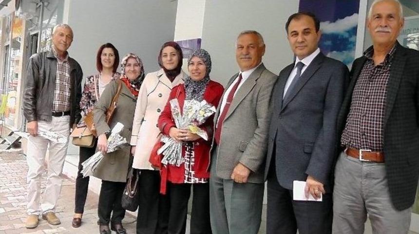 Kulu&rsquo;da Yardımlaşma Derneği Annelere G&uuml;l Dağıttı