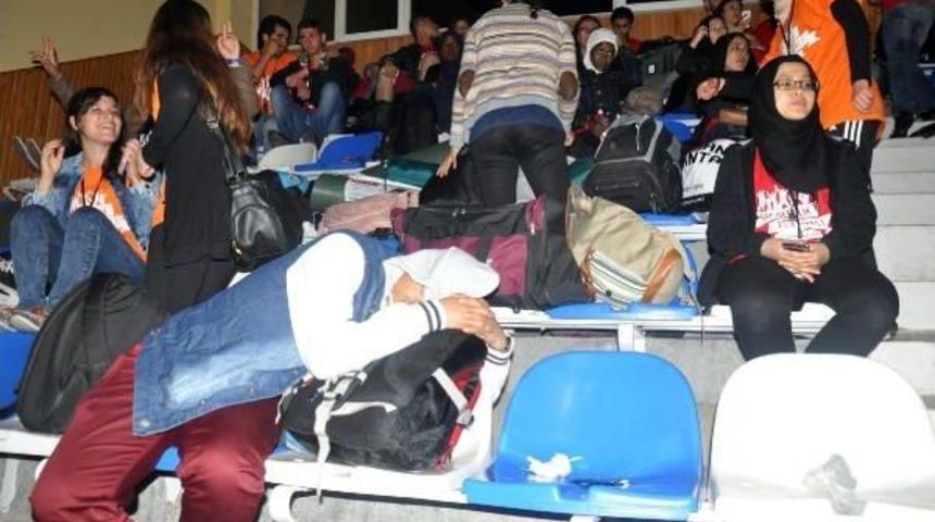 Karaman'da Festivale Katılan Gen&ccedil;ler, Kamp Alanları Sular Altında Kalınca Spor Salonunda Sabahladı