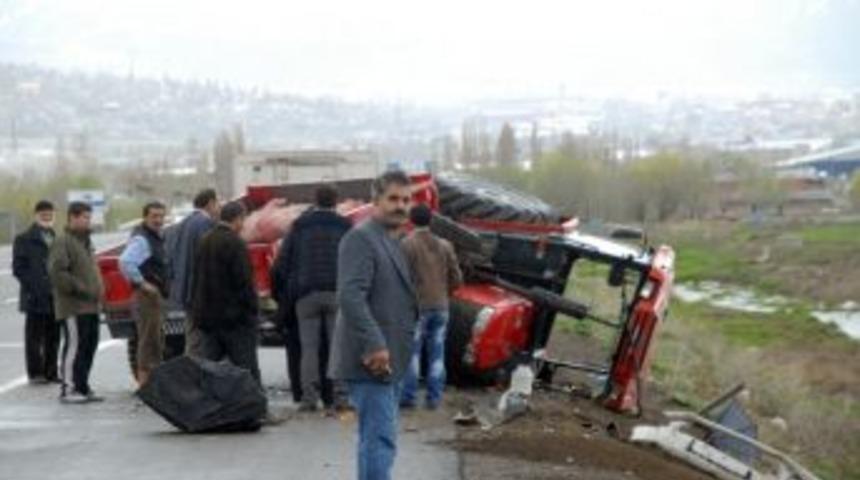 Otomobil, Emniyet Şeridinden Giden Trakt&ouml;re &Ccedil;arptı: 8 Yaralı