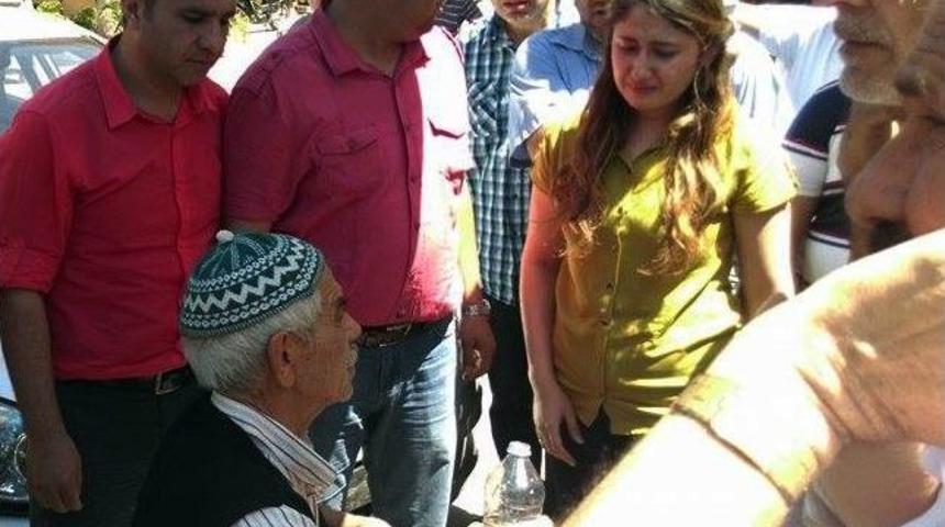 &Ccedil;arptığı Yaşlı Adama Sarılarak G&ouml;zyaşlarına Boğuldu