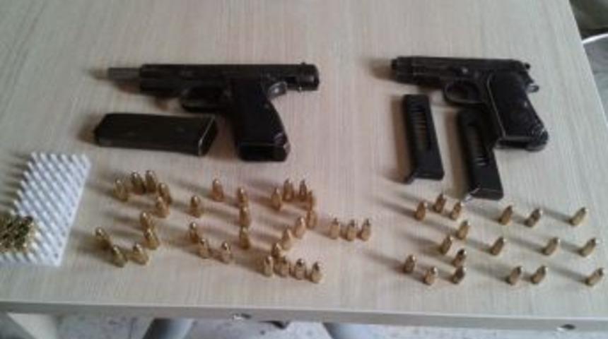 Ş&uuml;pheli Ara&ccedil;tan Ruhsatsız Silahlar &Ccedil;ıktı