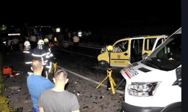 Bodrum'da Minibüs Ile Taksi Çarpıştı: 2 Ölü, 3 Yaralı