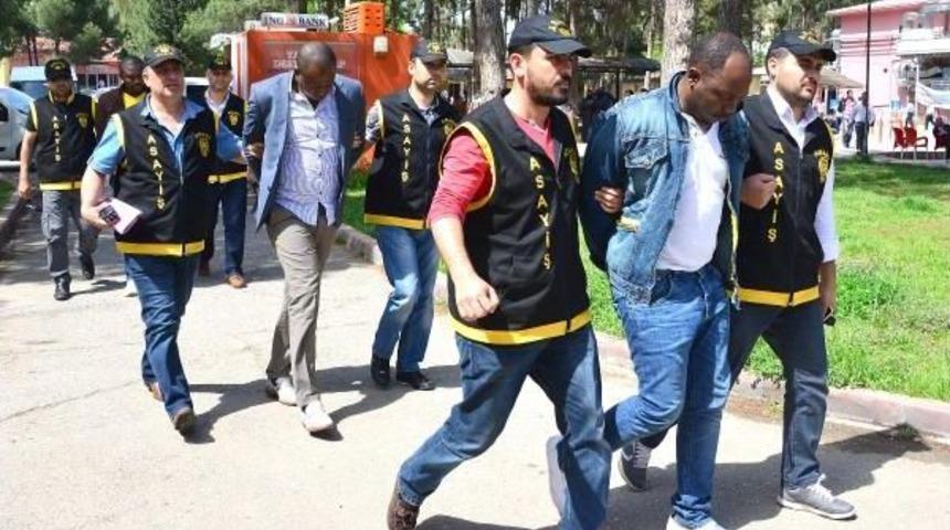 Kamerunlu Dolandırıcılar, Adana'da Yakalandı