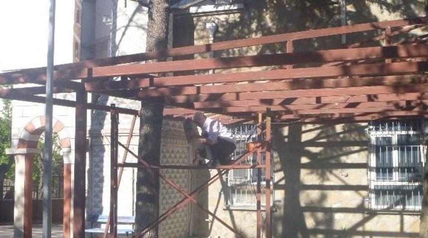 Dedeoğlu Camii Bah&ccedil;esinde Sundurma Yapımı