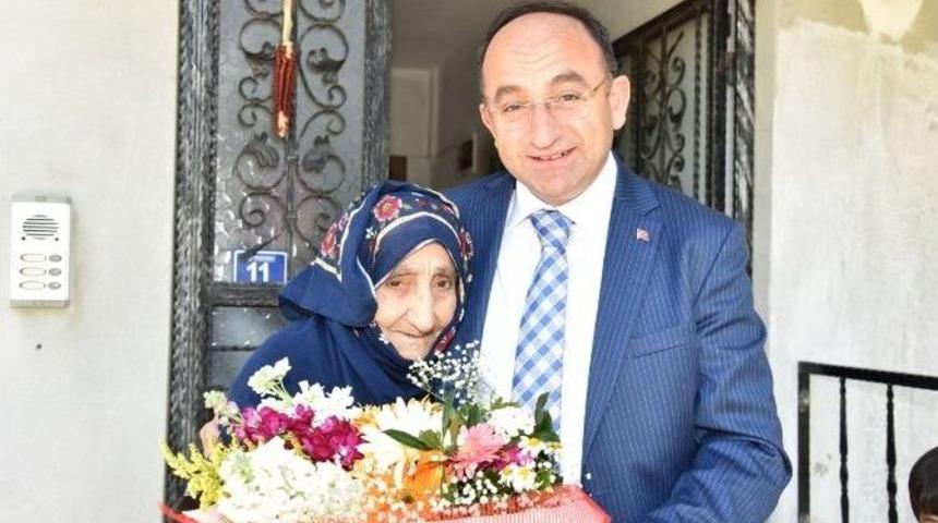 Başkan &Uuml;z&uuml;lmez, Annesinin Elini &Ouml;pt&uuml;