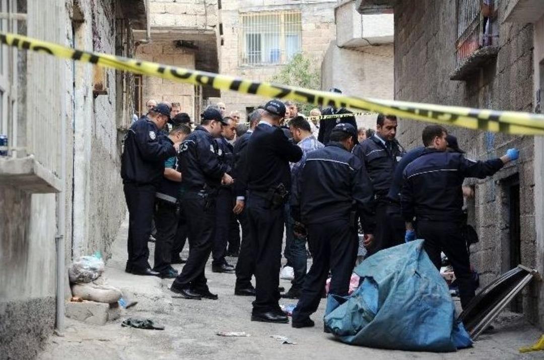 Evin Etrafını Saran Polise Ateş A&ccedil;an Hırsızlık Zanlıları Yakalandı