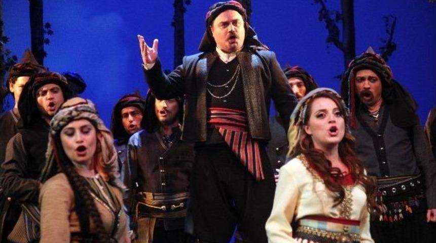 Hekimoğlu Son Kez Sahnelenecek