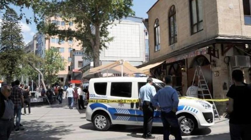 Kameralar &Ouml;n&uuml;ndeki Kuyumcudan Hırsızlık