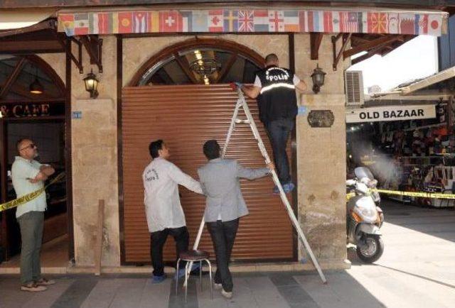 Kameralar &Ouml;n&uuml;ndeki Kuyumcudan Hırsızlık 1