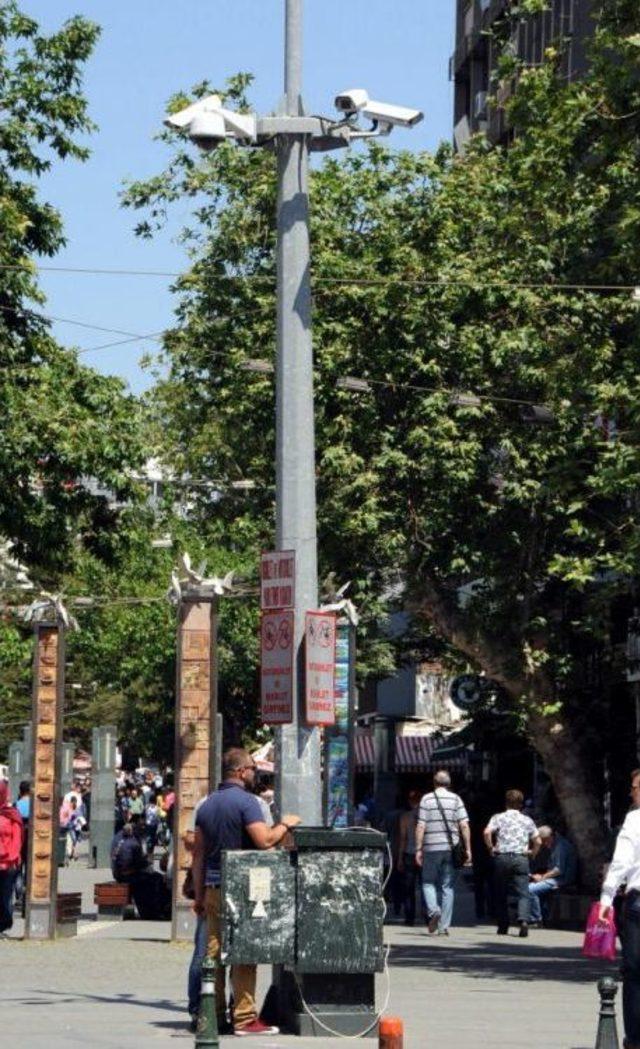 Kameralar &Ouml;n&uuml;ndeki Kuyumcudan Hırsızlık 2