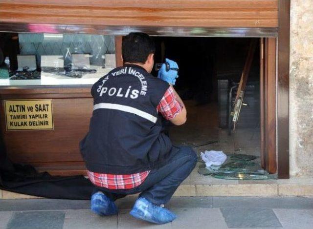 Kameralar &Ouml;n&uuml;ndeki Kuyumcudan Hırsızlık 3