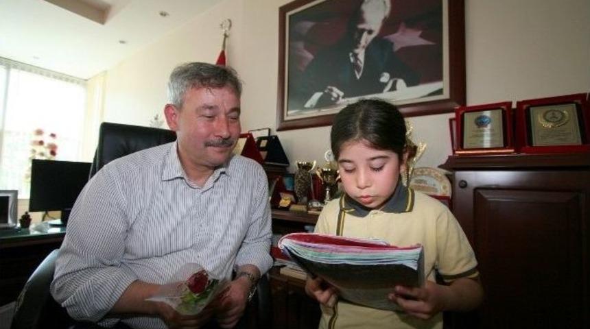 Minik &Ouml;ğrenci Belediye Başkanına Şiir Okudu