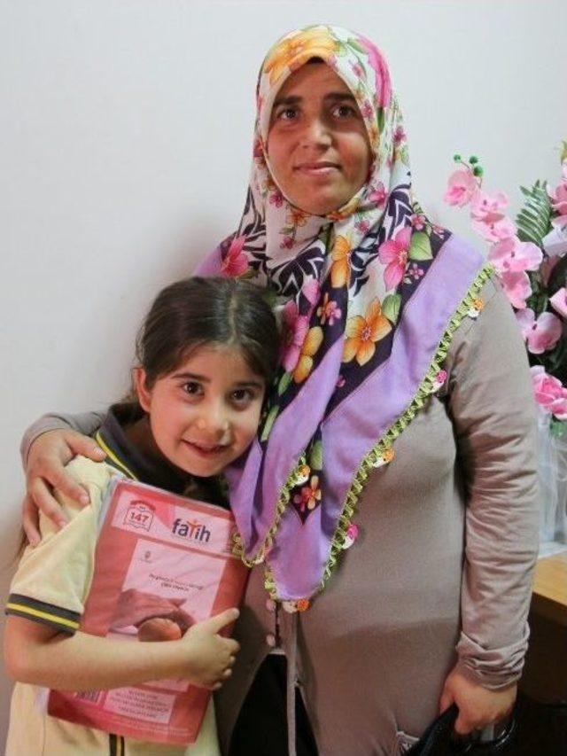 Minik &Ouml;ğrenci Belediye Başkanına Şiir Okudu 1