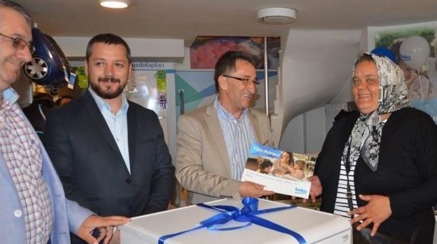 Balıkesir&rsquo;de &lsquo;yılın Annesi&rsquo;ne Bulaşık Makinesi Hediye Edildi