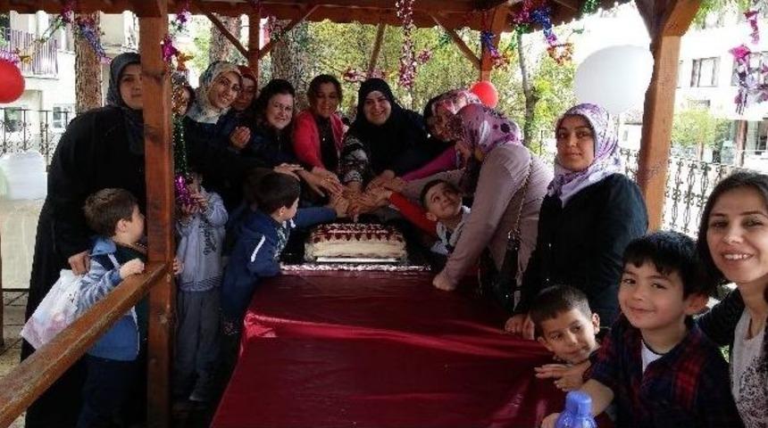 Ana Sınıfı &Ouml;ğrencilerinden Anneler G&uuml;n&uuml; Kutlaması