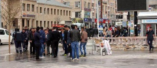 Chp Stand Açınca, Ak Parti Standını Kaldırdı