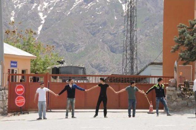 Suriye de &Ccedil;atışmada &Ouml;len 2 Ypg li Hakkari de Toprağa Verildi 3