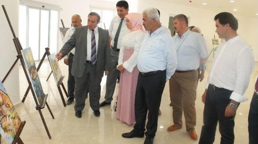 K&uuml;lt&uuml;r Salonundaki İlk Sergiyi Bir Ev Hanımı A&ccedil;tı