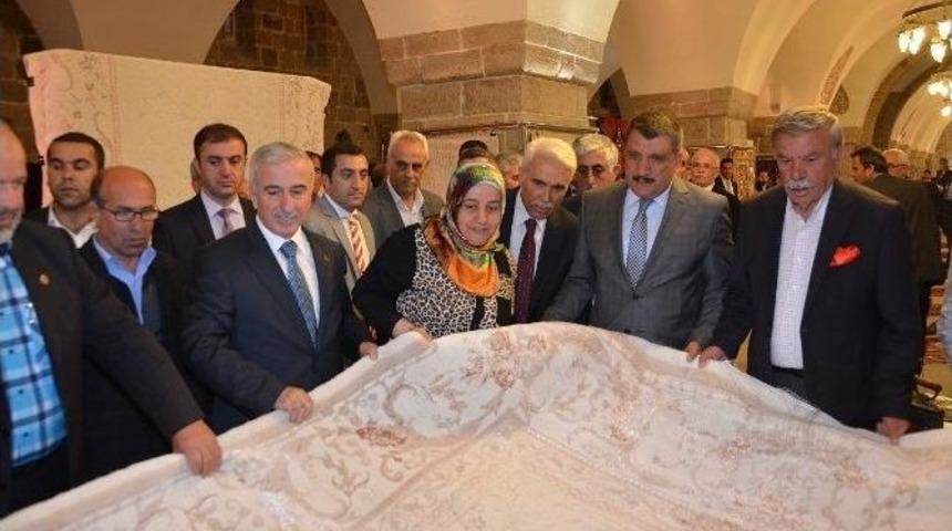 El Emeği G&ouml;z Nuru Bir Halının Kesimi Yapıldı