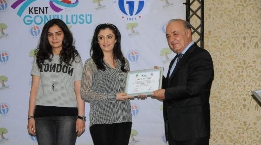 Şehitkamil&rsquo;li Kent G&ouml;n&uuml;ll&uuml;leri Sertifikalarını Aldı