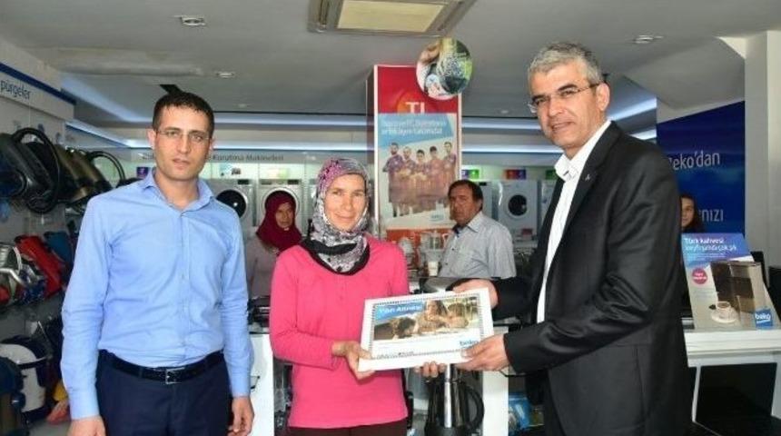 "yılın Annesi"ne &Ouml;d&uuml;l&uuml;n&uuml; Mhp Adayı Akıllı Verdi