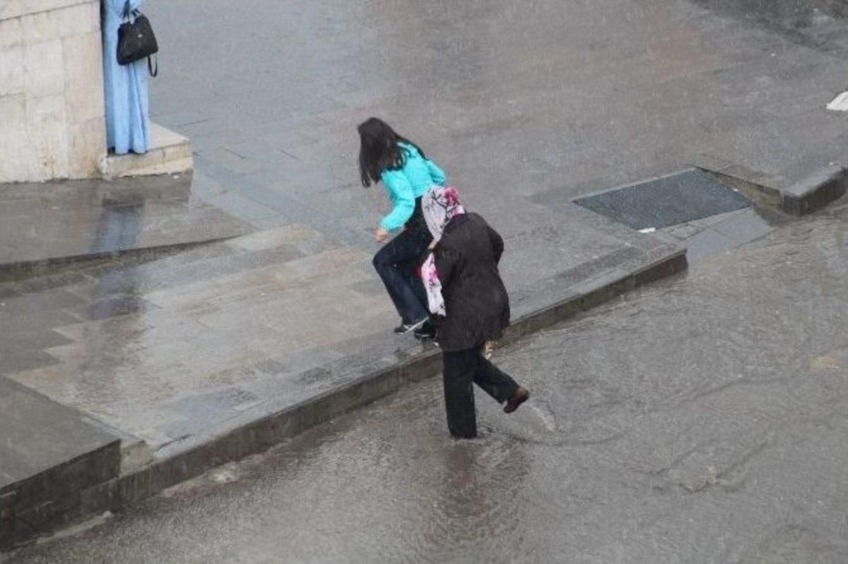 Dolu Ve Yağmur Sonrası Oluşan Su Birikintileri Vatandaşlara Zor Anlar Yaşattı