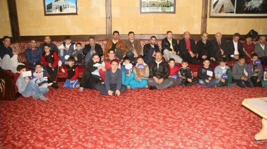Yozgat&rsquo;ta &Ccedil;ocuklar Hediyelerle Camiye Alıştırılıyor