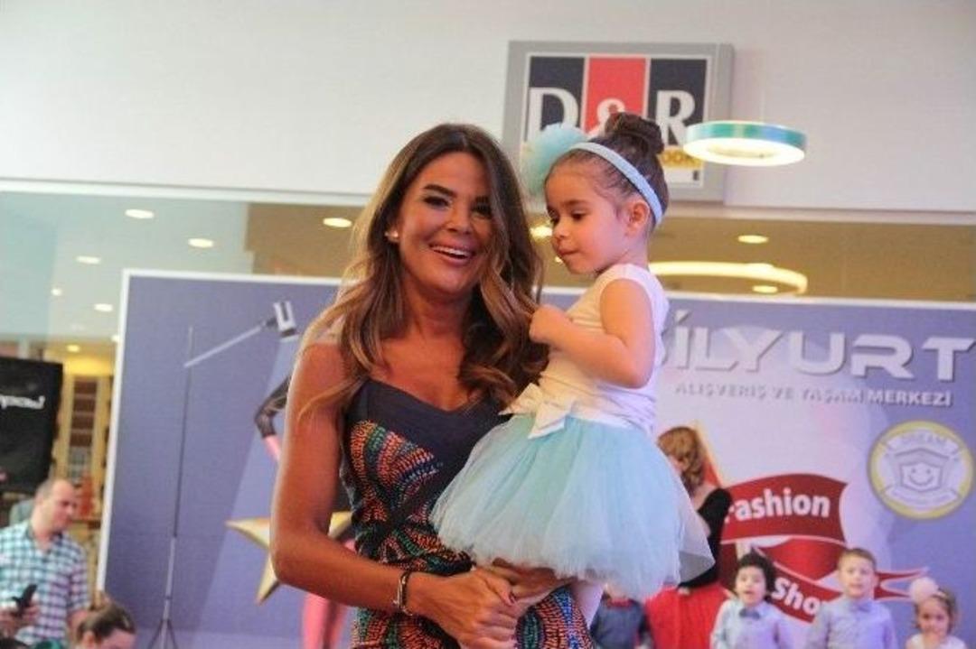 &Ouml;zlem Yıldız Miniklerle Podyuma &Ccedil;ıktı