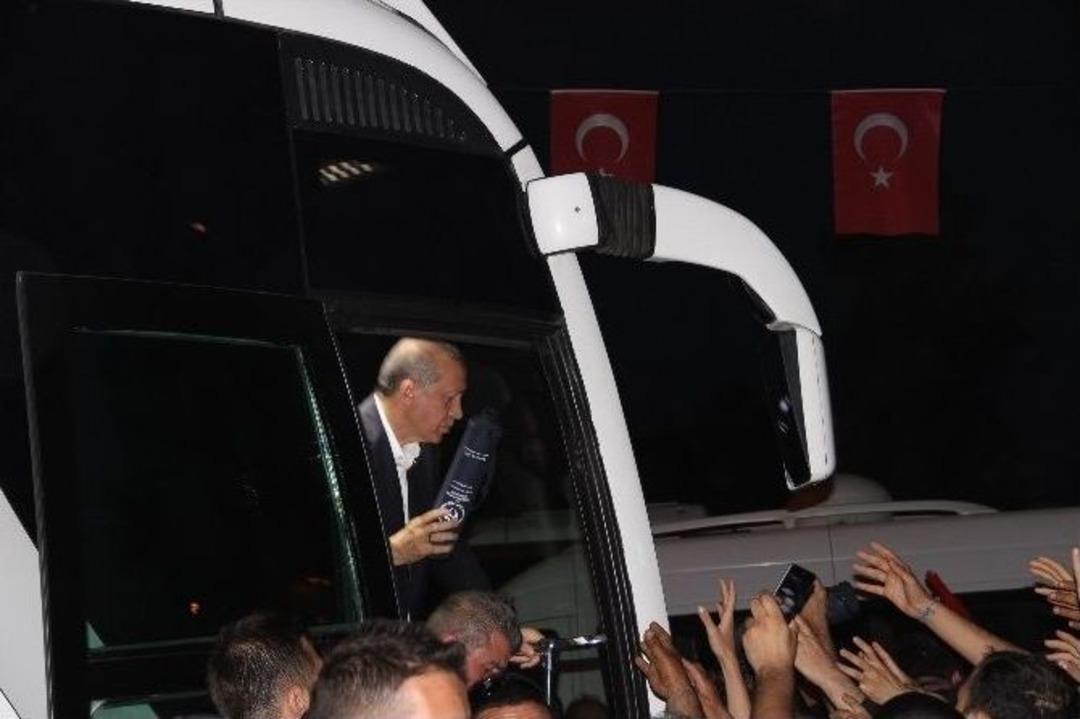 Cumhurbaşkanı Erdoğan Satran&ccedil; Takımı Dağıttı