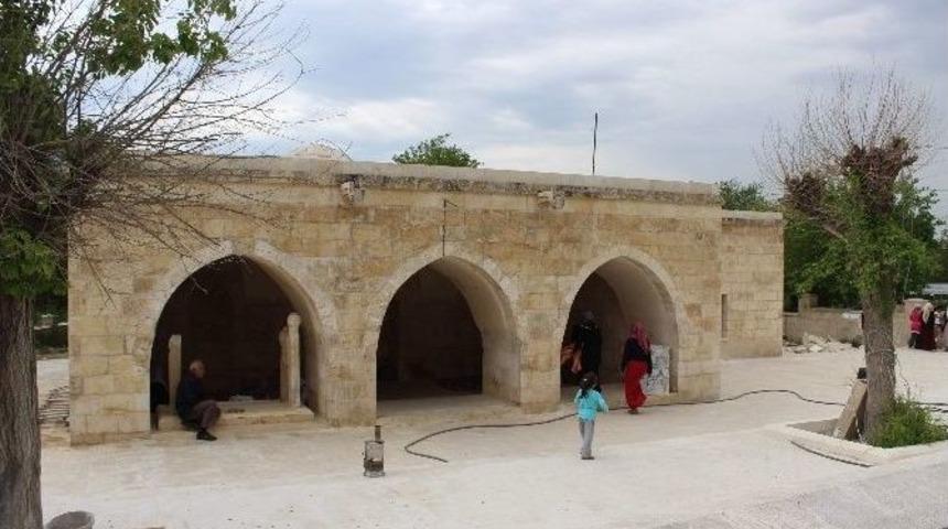 Ebu Zer-i Gıfari T&uuml;rbesi&rsquo;nin Restorasyonu Bitirilmeyi Bekliyor