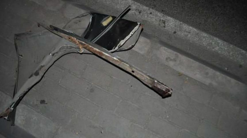 Kazada Y&uuml;z&uuml;ne Kaporta Par&ccedil;ası Saplanan Taksici &Ouml;ld&uuml;