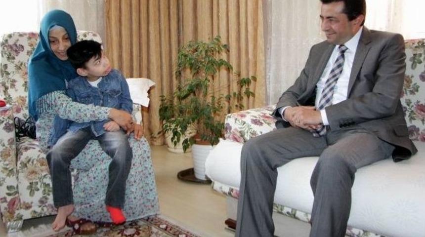 Miletvekili Adayından Engelli Anneye Anneler G&uuml;n&uuml; S&uuml;rprizi