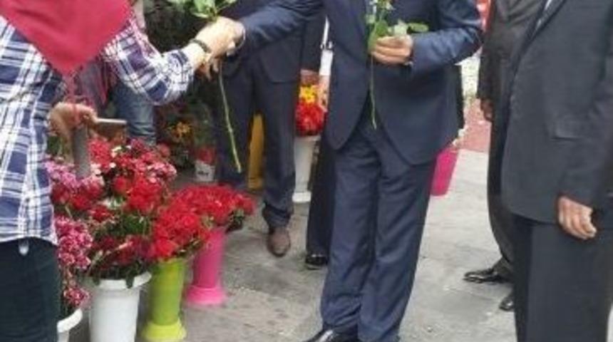 Mhp Milletvekili Adayları Annelere G&uuml;l Dağıttı