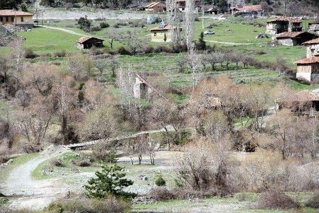 Asma Köprü İsteyen Köylüler, Sandığa Gitmeme Kararı Aldı