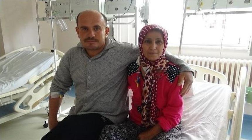 Anneler G&uuml;n&uuml;&rsquo;nde Eşine B&ouml;breğini Hediye Etti