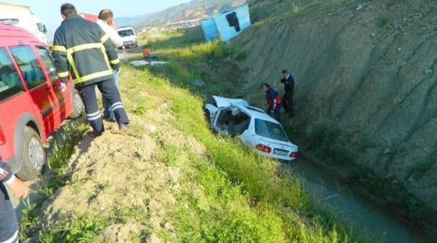 Otomobil Sulama Kanalına U&ccedil;tu: 2 &Ouml;l&uuml;, 1 Yaralı
