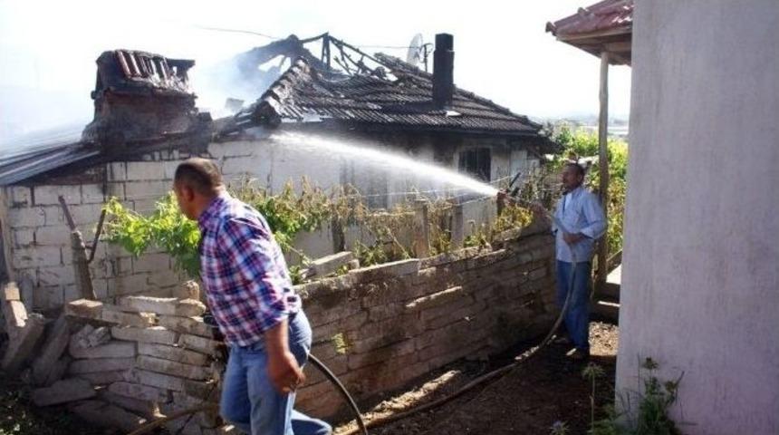 74 Yaşındaki Adamın Evi Yandı