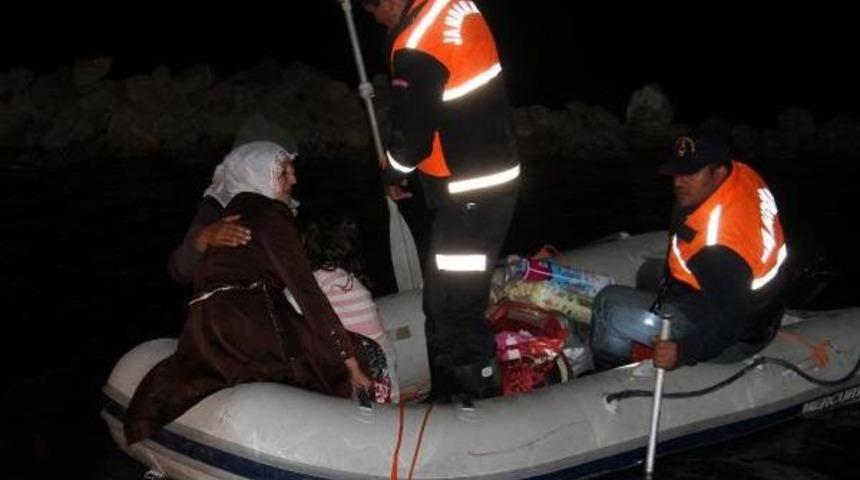 Hamile Kadın Jandarma Tarafından Botla Kurtarıldı