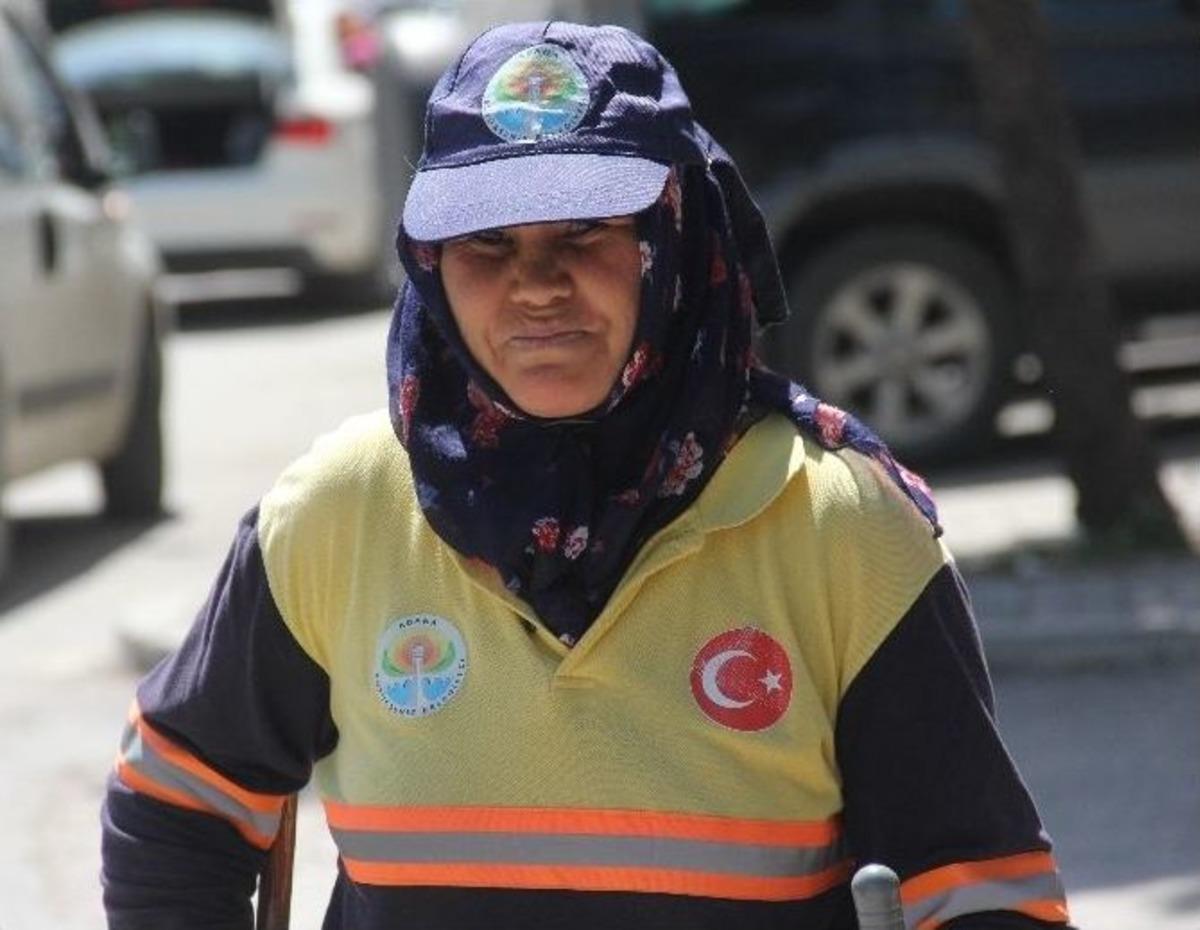 Anneler G&uuml;n&uuml;nde &Ccedil;ocukları İ&ccedil;in Sokakları Temizledi